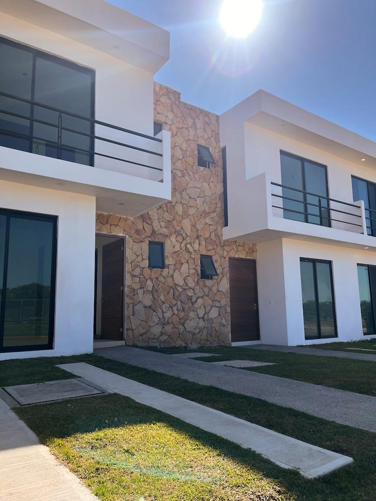 Two-story homes at Del Lago Residencial