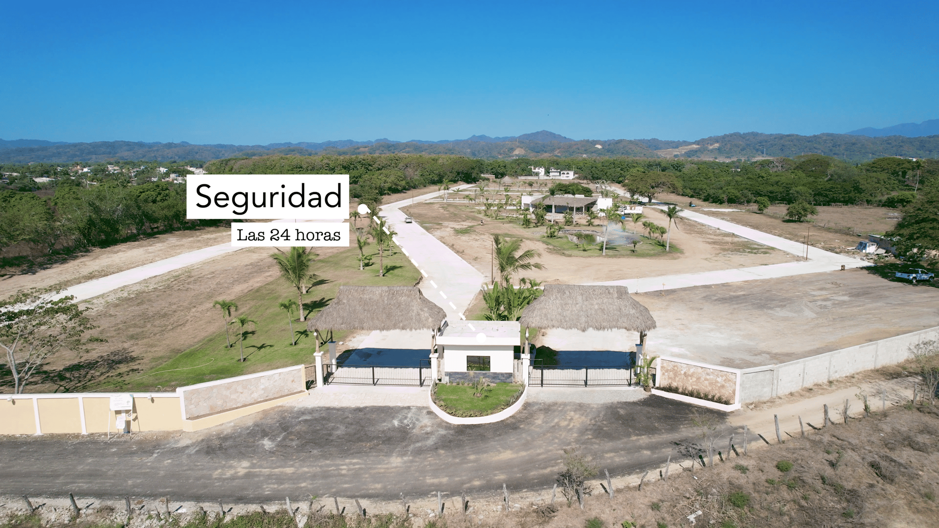 Entrance and security gatehouse at Del Lago Residencial