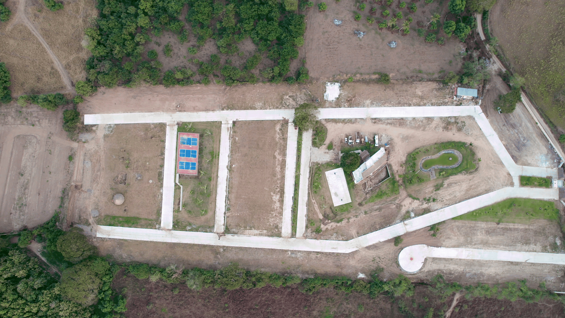 Aerial view of Del Lago Residencial with courts and common areas